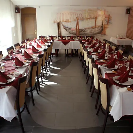 Отель Wellness Hotel Gondola 4*